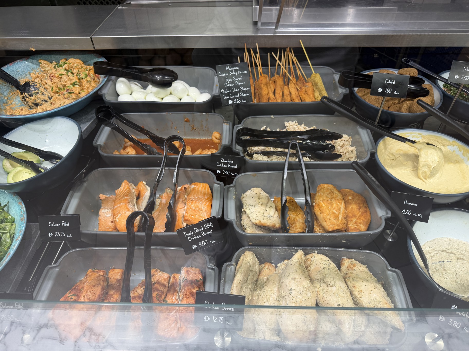 Poulet, saumon, brochettes et accompagnements
