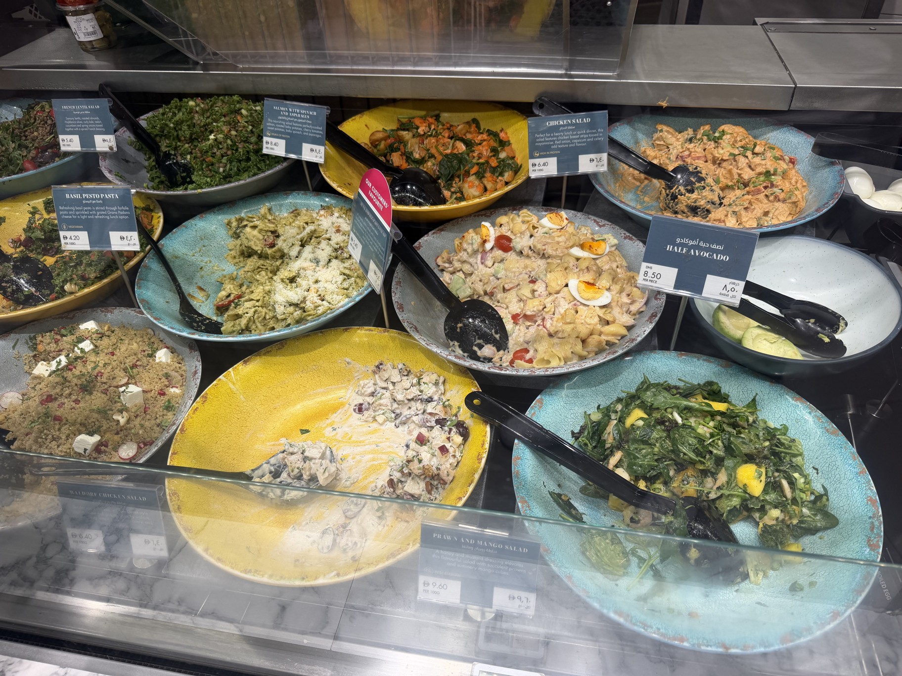 Salades composées, poulet et avocat